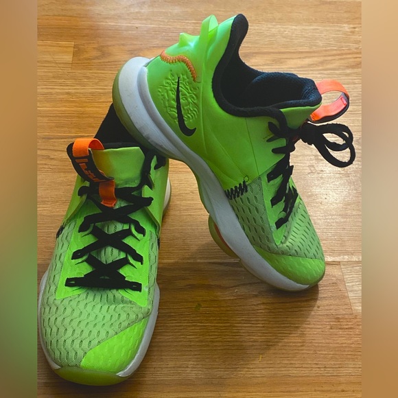 シューズ(男性用) Nike LeBron Witness 5 Grinch \"Hot Lime\" Nike LeBron Witness 5 Grinch Basketball Sneakers CQ9380-300